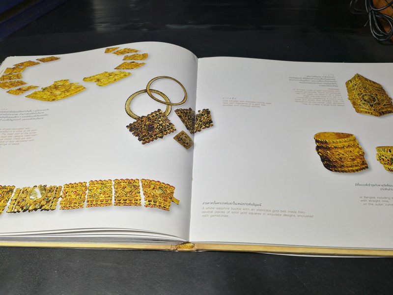เครื่องทองกรุงศรีอยุธา อมตะศิลป์แผ่นดินสยาม โดย ธนาคารเพื่อการส่งออกเเละนำเข้าเเห่งประเทศไทย (สุเนตร ชุตินธรานนท์) ปกแข็ง ปี 2546