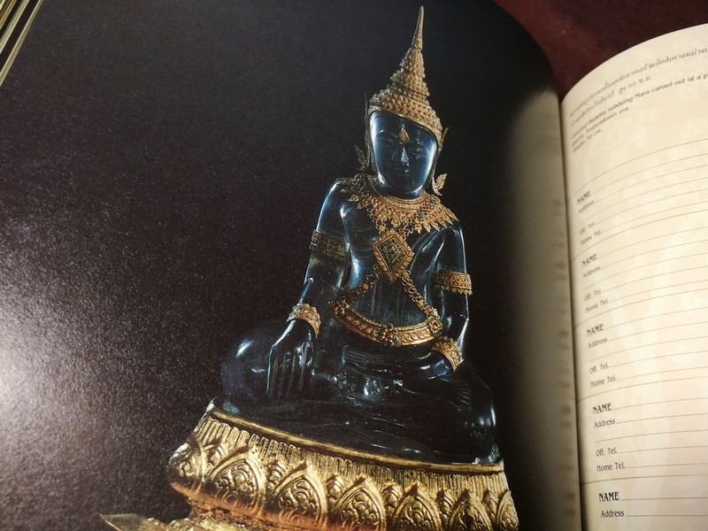ศิลปะวัตถุ ปกเเข็งลายทอง มีรูปภาพสี 62 หน้า (เป็นสมุดบุนทึกโทรศัพท์) ปี 2529