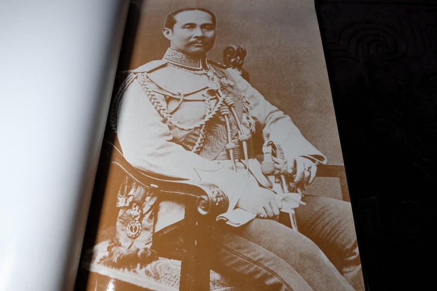 ประมวลภาพพระบรมฉายาลักษณ์ พระพุทธเจ้าหลวง จุฬาลงกรณ์ รัชกาลที่ 5 ปกเเข็งเล่มใหญ่