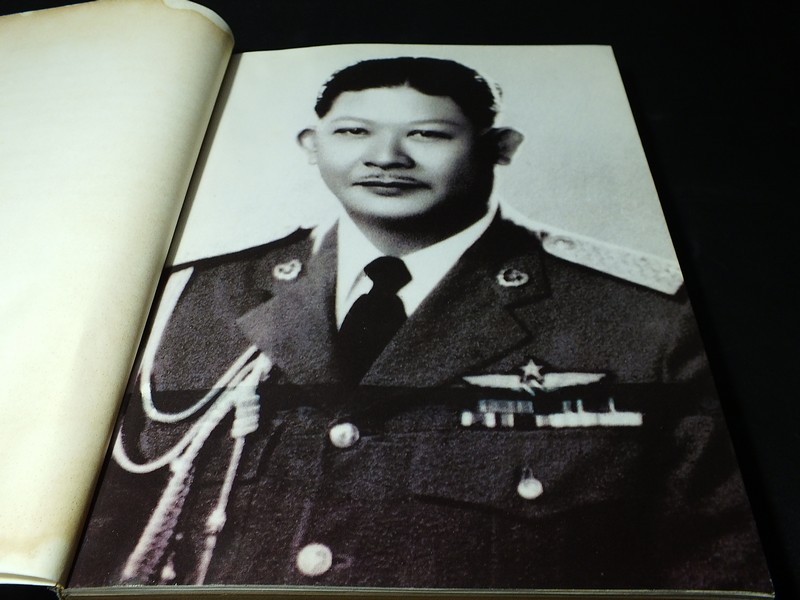 ตำรายา สมุนไพร รวบรวมโดย พล.อ.อ.นักรบ บิณษรี หนา 316 หน้า ปี 2543.