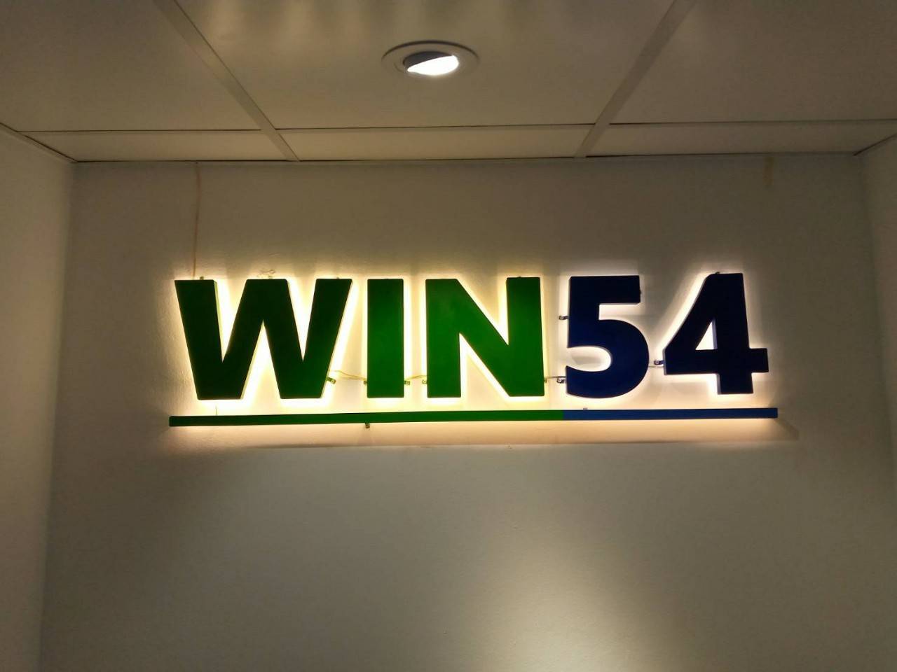 ป้ายไฟออกหลัง WIN54