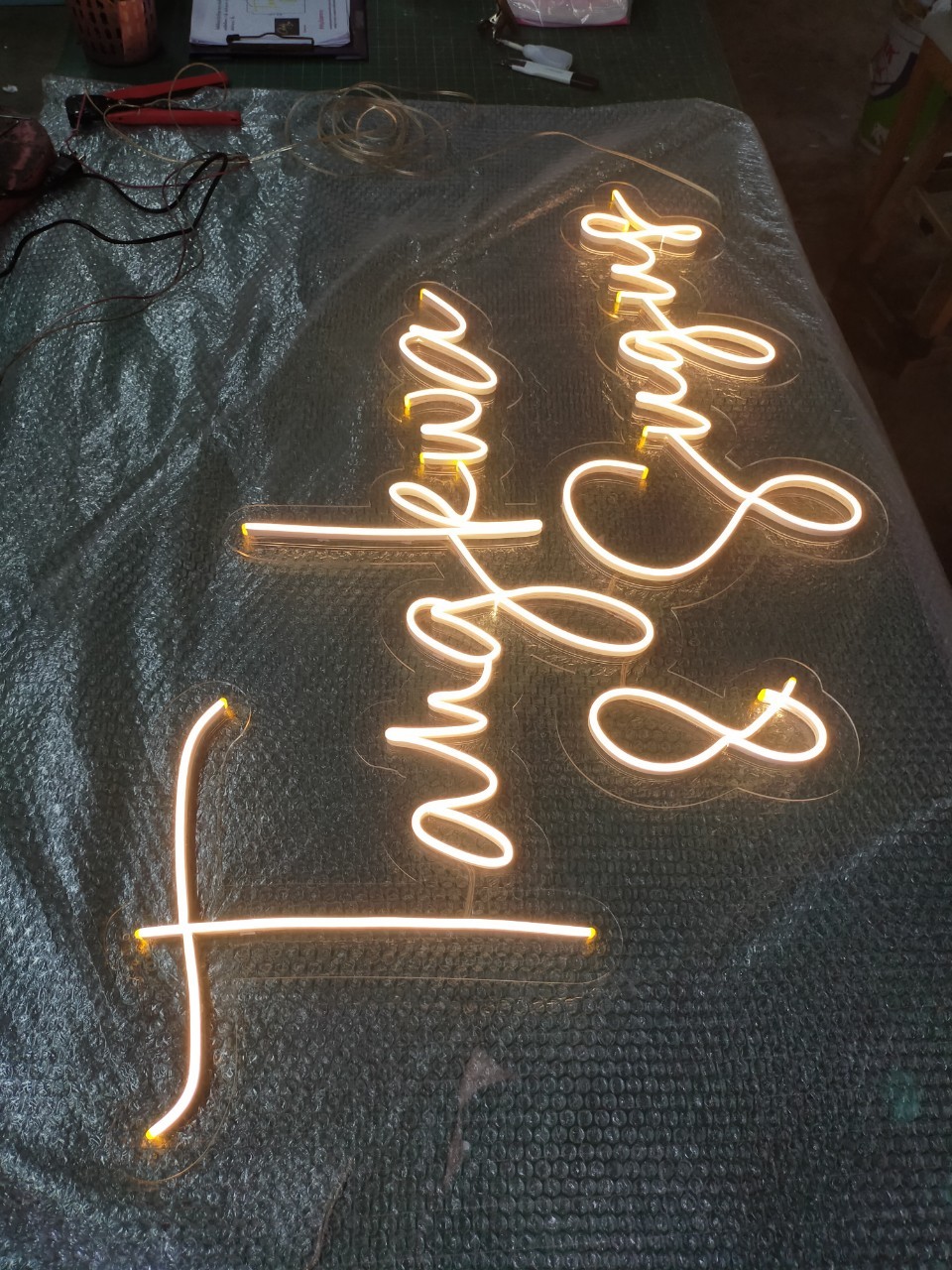 ไฟนีออน เฟค