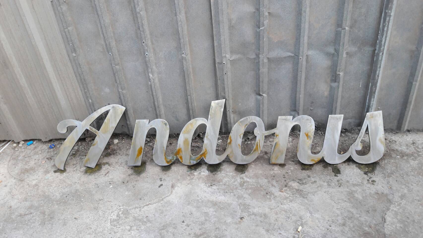 ป้ายร้านเหล้า อักษรโลหะทำสีสนิม ติดไฟออกหลัง