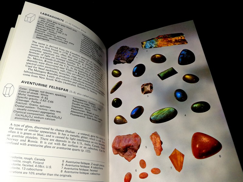GEMSTONES of the world by walter schumann ปกแข็ง 256 หน้า ปี 1984