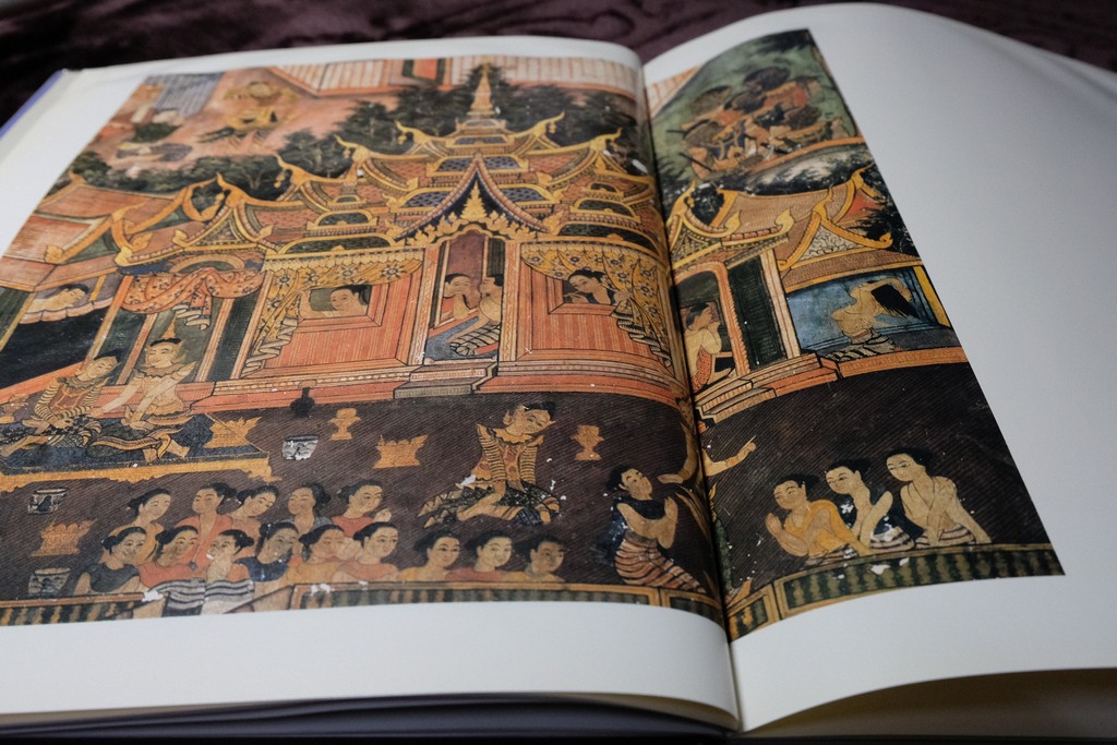 จิตรกรรมฝาผนัง วัดพระสิงห์ โดย เมืองโบราณ ปกเเข็ง ปี 2526.