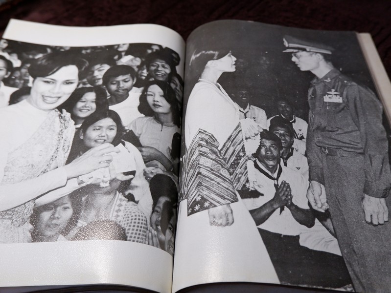 สมเด็จพระนางเจ้าสิริกิติ์ พระบรมราชินีนาถ (ประมวล พระบรมฉายาลักษณ์) โดย สมาคมศิษย์เซ็นต์ฟรังซิสเวียร์ในพระบรมราชินูปถัมภ์