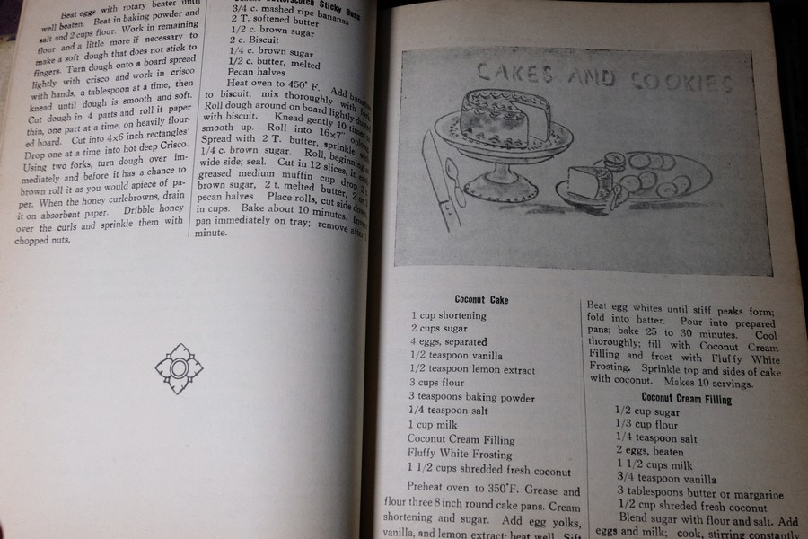 ตำรากับข้าว YWCA COOK BOOK ปกแข็ง 430 หน้า พิมพ์ปี 2510 (สอบถาม)