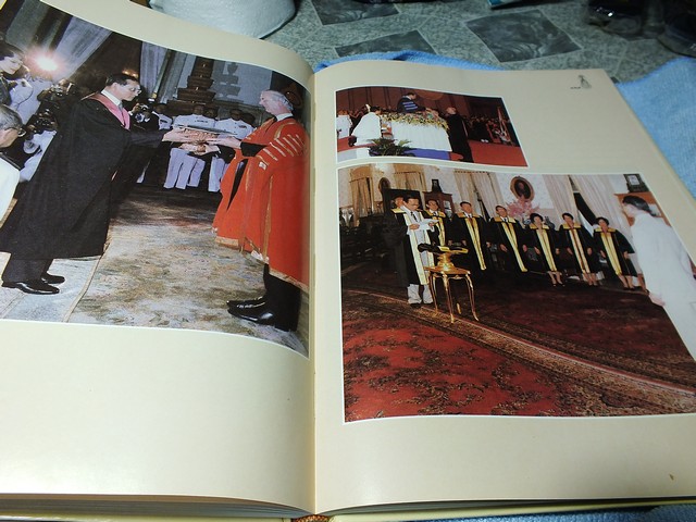 พระร่มเกล้าของชาวไทย โดย พิชัย รัตตกุล เเละ คณะกรรมการเอกลักษณ์ของชาติ ปกแข็ง 200 หน้า ปี 2530