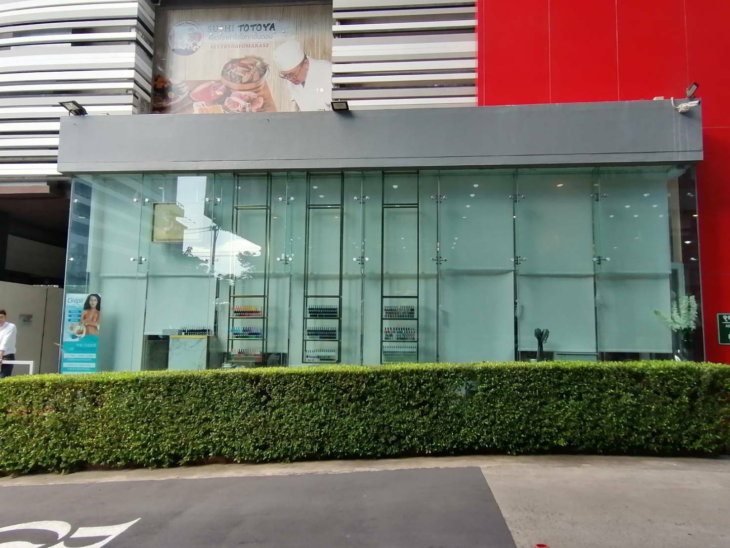 ป้ายกล่องไฟ จำนวน สองป้าย - วัสดุสแตนเลสหน้าทองฉลุลายใส่ไฟ - ขนาด 90×100 cm - ขนาด 68×90 cm - แผ่นด้านหน้าและหลังเป็นวัสดุทองเหลือง - ด้านหน้าฉลุลายให้ไฟออกมา - ด้านหลังเป็นแผ่นสแตนเลสสีทองไม่มีลาย - ขอบข้างที่เป็นความหนาของตัวป้ายเป็นโลหะซิงค์พ่นสีขาว -