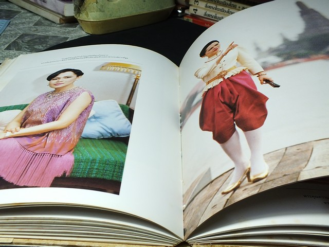 ควีนสิริกิติ์ (ประมวลพระบรมฉายาลักษณ์ )โดย ธนาคารเอเชีย ปกแข็ง 145 หน้า ปี 2526