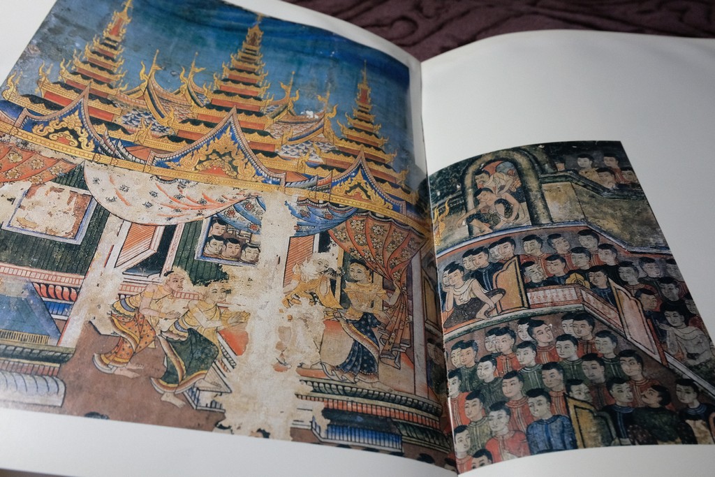 จิตรกรรมฝาผนัง วัดพระสิงห์ โดย เมืองโบราณ ปกเเข็ง ปี 2526.