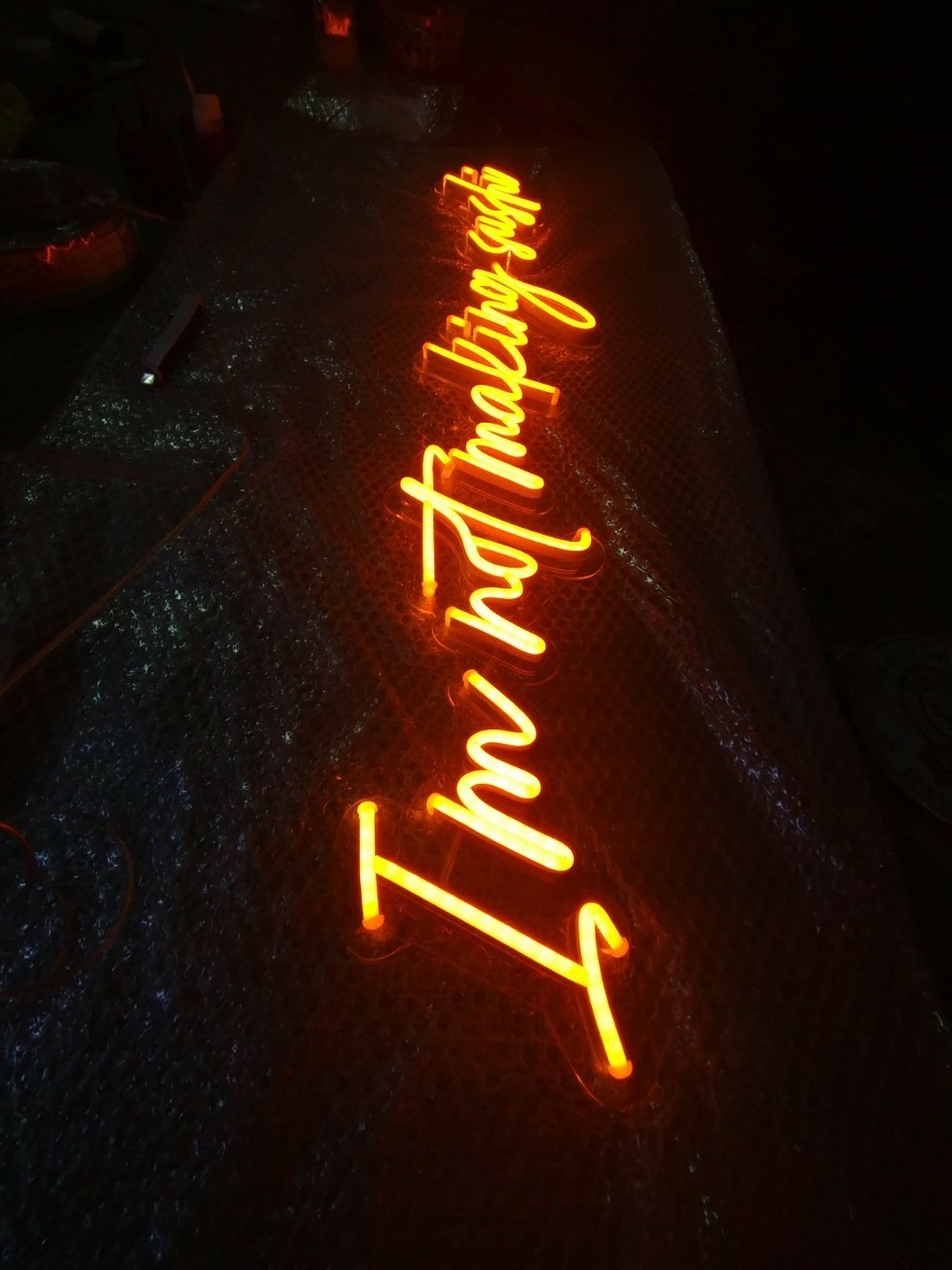 ป้ายไฟนีออน LED อะคริลิคใสรองหลัง