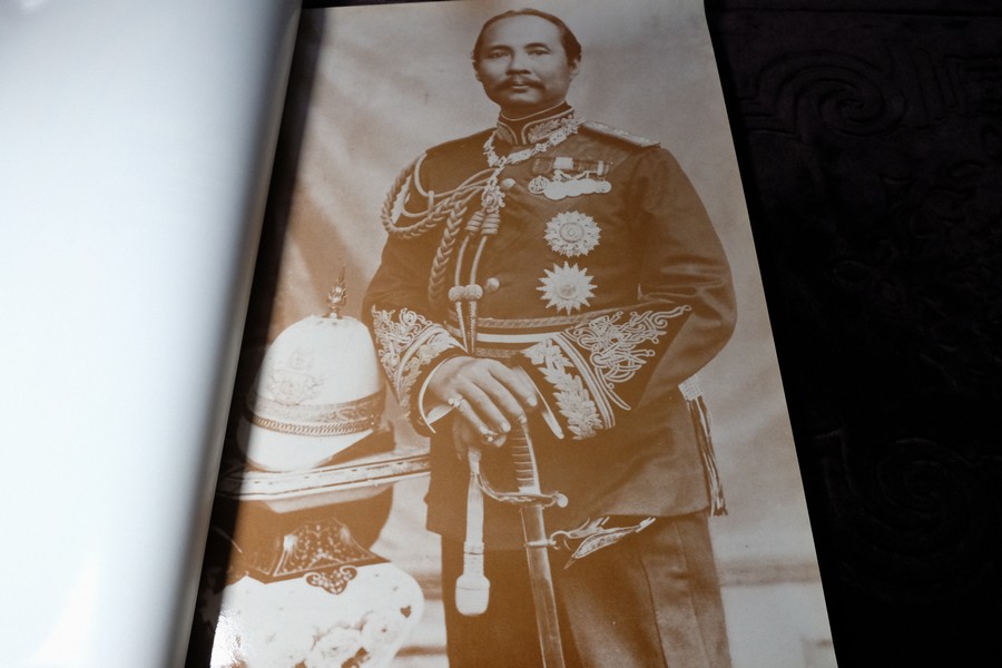 ประมวลภาพพระบรมฉายาลักษณ์ พระพุทธเจ้าหลวง จุฬาลงกรณ์ รัชกาลที่ 5 ปกเเข็งเล่มใหญ่