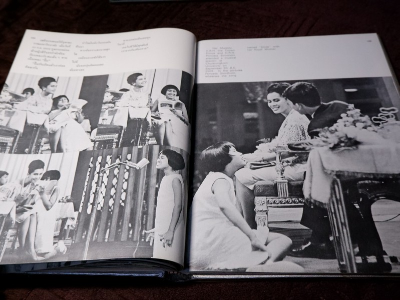 ลิลิตพระราชประวัติ เเละพระบรมฉายาลักษณ์ ของ สมเด็จพระนางเจ้าสิริกิติ์ พระบรมราชินีนาถ ปกเเข็ง