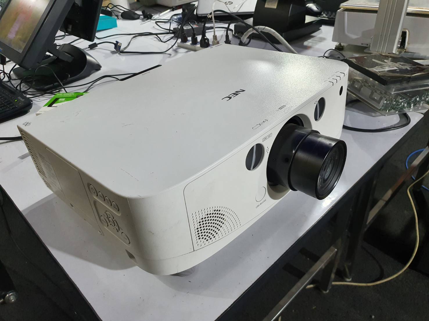 โปรเจคเตอร์ NEC PA600X มือสอง ( 6000 ANSI Lumens)