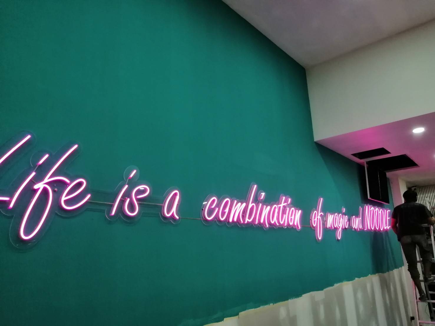 ผลิตป้ายไฟดัด ติดตั้ง ป้ายไฟนีออน LED ดัด Life is a สถานที่ โรบินสัน ไลฟ์สไตล์ สระบุรี