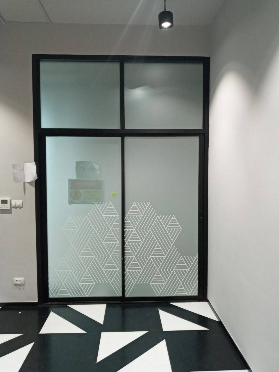 รับงานติดสติกเกอร์ฝ้าทุกชนิด #ฝ้าติดกระจกสำนักงาน