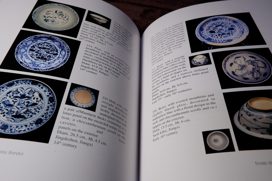 Ceramics from the Thai-Burma Border by Sumitr Pitiphat ปกเเข็ง190 หน้า ปี 1992