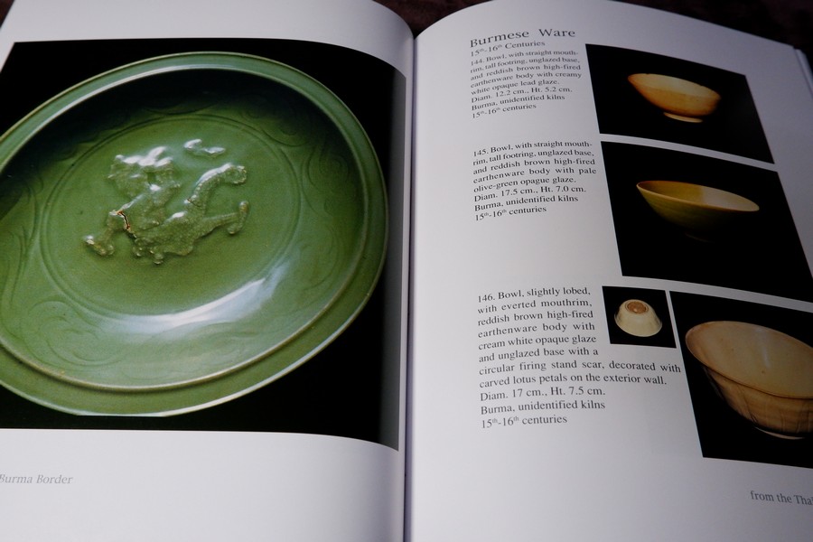 Ceramics from the Thai-Burma Border by Sumitr Pitiphat ปกเเข็ง190 หน้า ปี 1992