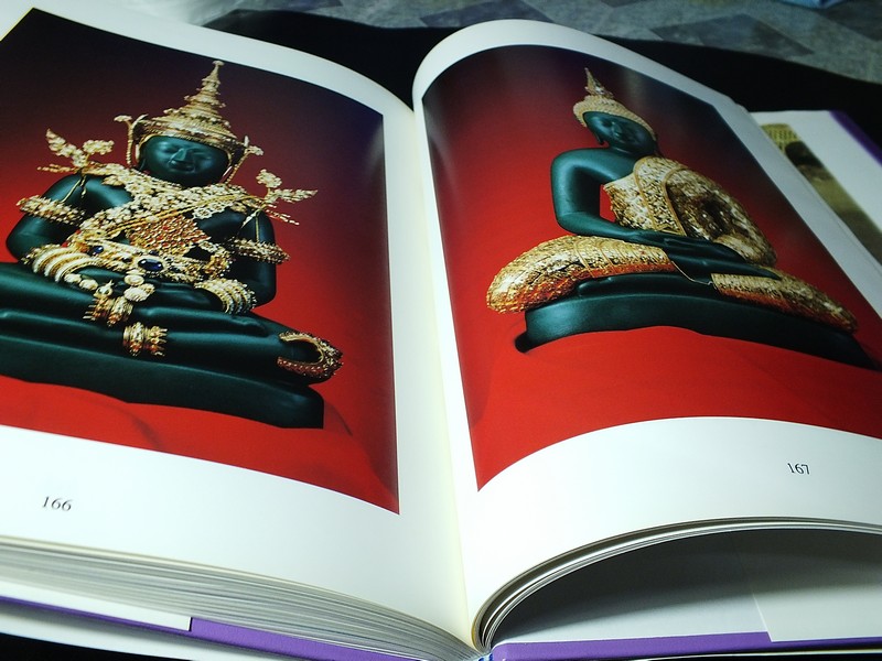 การจัดสร้างเครื่องทรงพระพุทธมหามณีรัตนปฏิมากร ปี 2542 (สอบถาม)