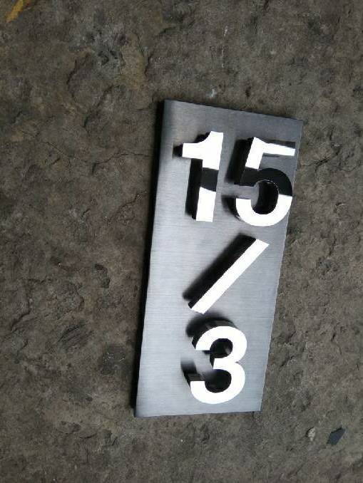 ป้ายบ้านเลขที่ 15/3 ตัวอักษรสแตนเลสเงา ติดบนสแตนเลสไททาเนียมสีดำยกขอบ