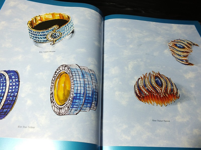 Jew Fest Catalogue 2 โดย สมาคมผู้ค้าอัญมณีไทยเเละเครื่องประดับ (TGJTA) ปกแข็ง 240 หน้า ปี 1995