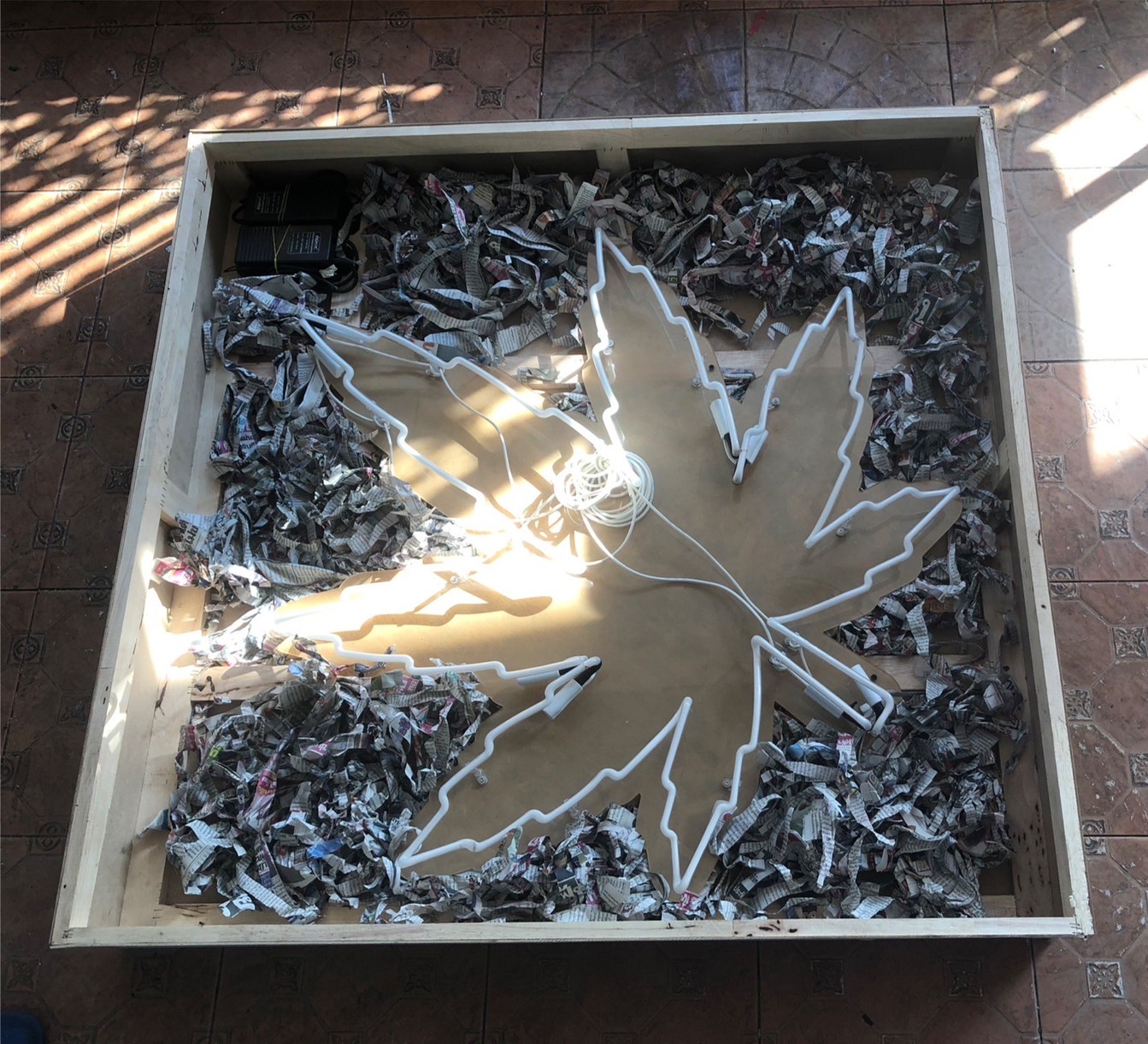 ป้ายไฟนีออนดัดหลอดแก้วรูปใบกัญชา