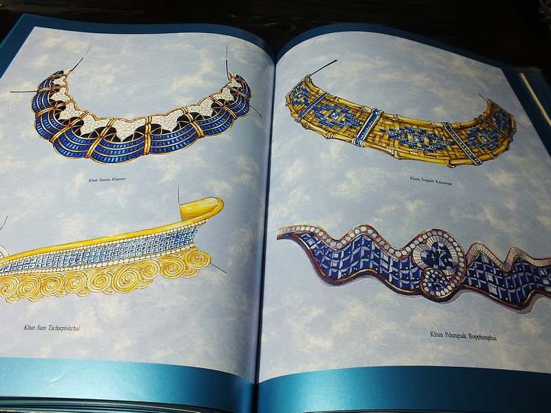 Jew Fest Catalogue 2 โดย สมาคมผู้ค้าอัญมณีไทยเเละเครื่องประดับ (TGJTA) ปกแข็ง 240 หน้า ปี 1995