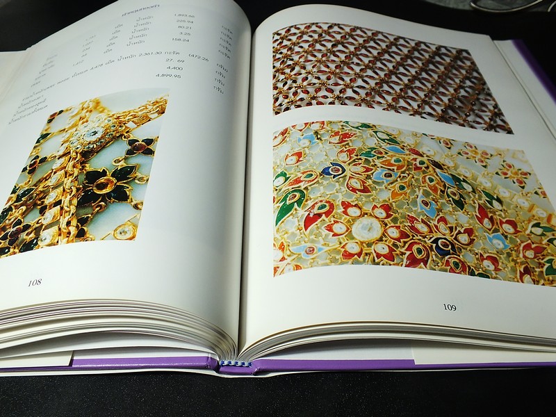 การจัดสร้างเครื่องทรงพระพุทธมหามณีรัตนปฏิมากร ปี 2542 (สอบถาม)