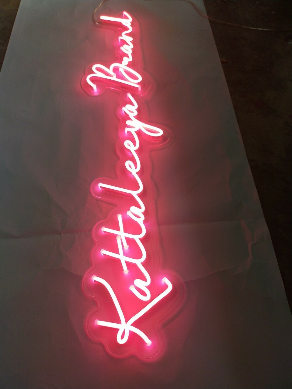 ป้ายไฟนีออน LED อะคริลิคใสรองหลัง