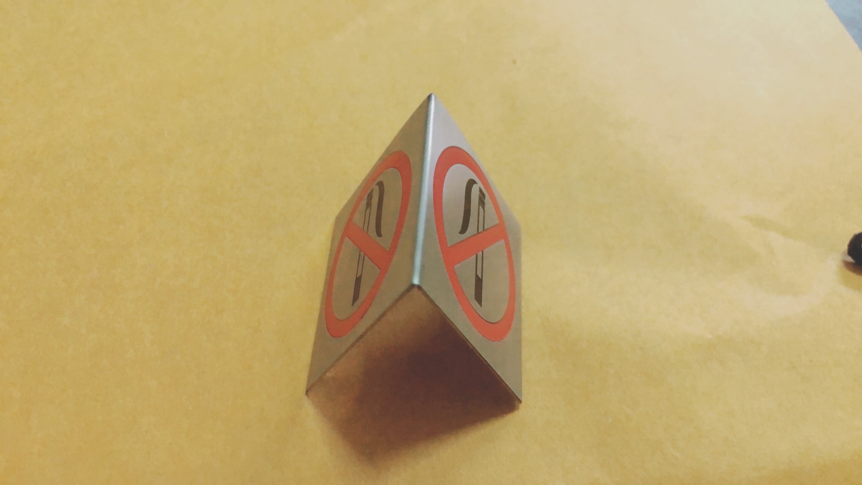 ป้ายพับ สามเหลี่ยม - สแตนเลสแฮร์ไลน์กัดกรด ลงสี 2 ด้าน #ป้ายห้ามสูบบุหรี่ (พร้อมส่ง)