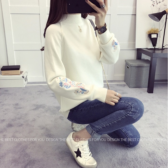 พร้อมส่ง - เสื้อไหมพรมแขนยาวมีลายปักที่แขนเสื้อน่ารักๆ ST750 (สีขาว)