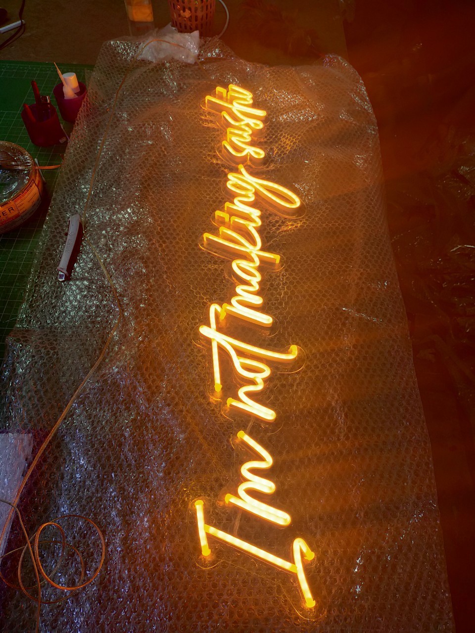 ป้ายไฟนีออน LED อะคริลิคใสรองหลัง