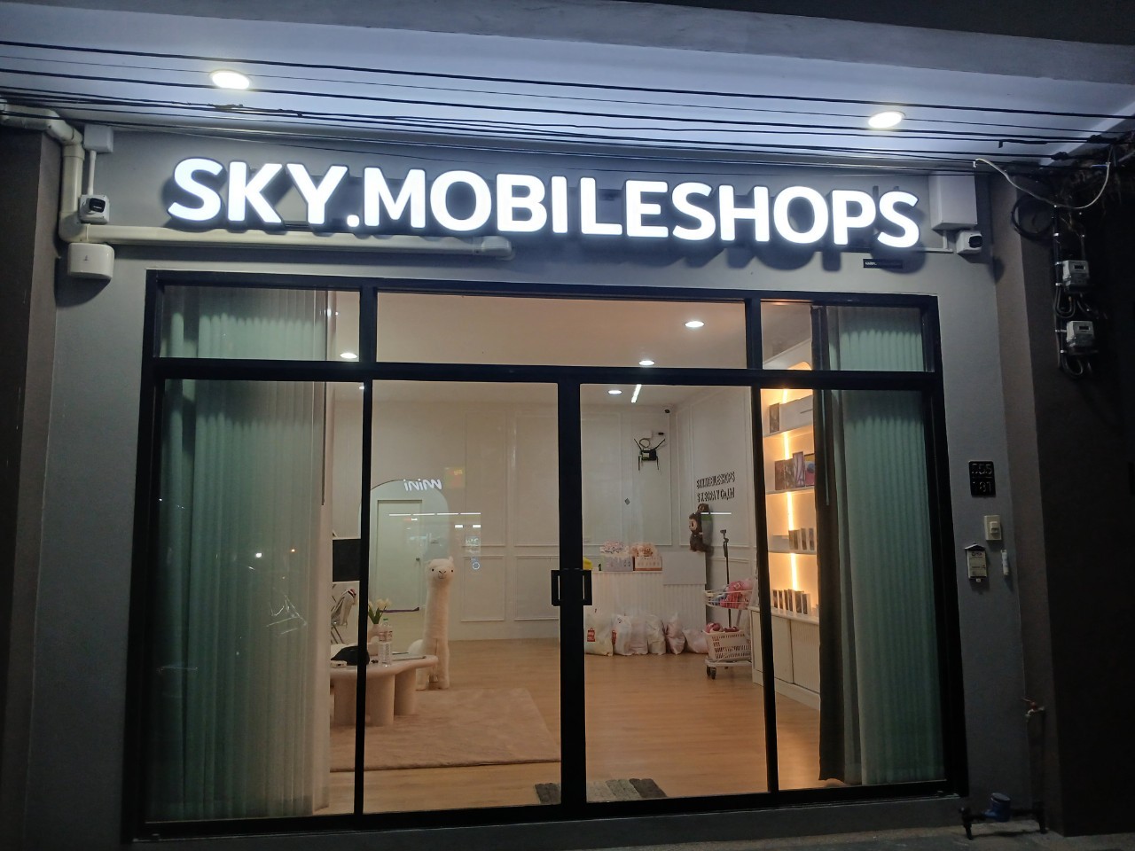 ป้ายไฟออกหน้า '' SKY.MOBILESHOPS ''