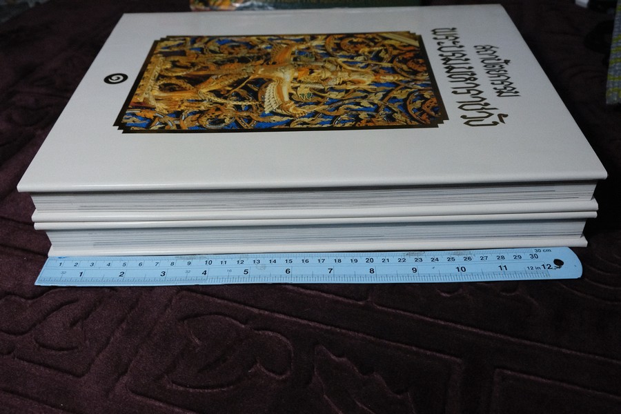 สถาปัตยกรรม พระบรมมหาราชวัง โดย สำนักราชเลขาธิการ ปกแข็ง 2 เล่ม พร้อมกล่อง (สอบถาม)