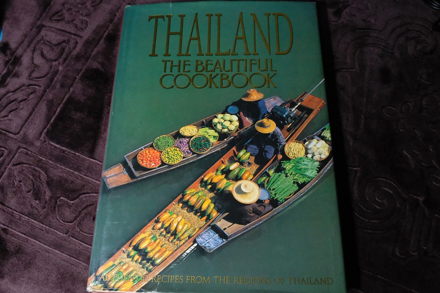 Thailand the beutiful cookbook (authentic recipes frpm the regions of thailand) ปกเเข็ง ปี 1999