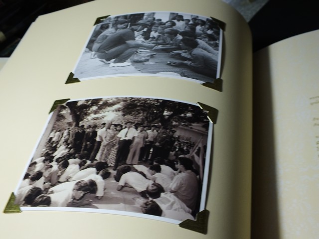 60 ปี พระบารมีปกฟ้า เนื่องในวโโรกาสบรมราชาภิเษก 60 ปี โดย กระทรวงยุติธรรม ปกแข็ง 2 เล่มบรรจุในกล่อง