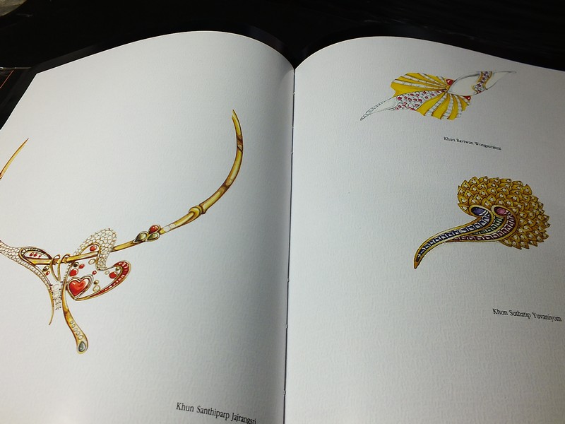 Jew Fest Catalogue 1 โดย สมาคมผู้ค้าอัญมณีไทยเเละเครื่องประดับ (TGJTA) ปกแข็ง 150 หน้า ปี 1993