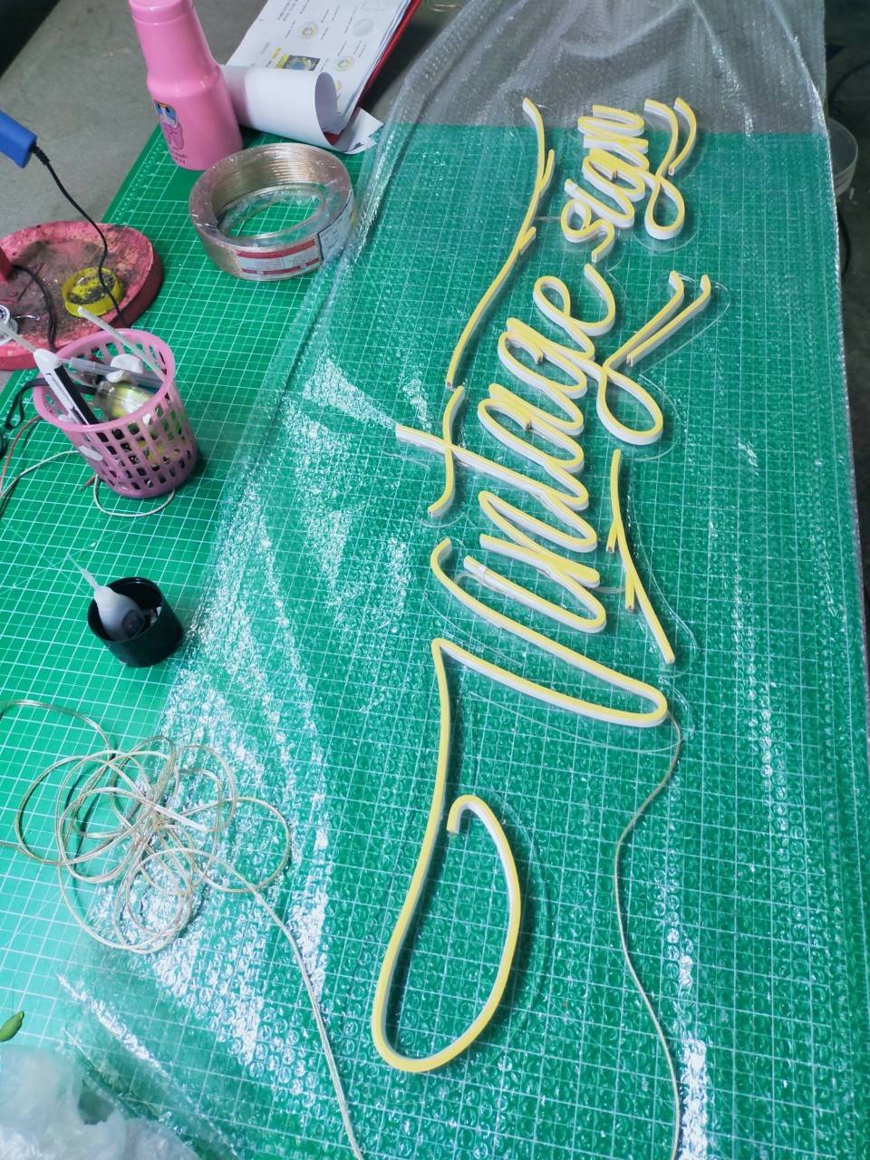 ป้ายไฟนีออนดัด วางอะคริลิคใสรองหลัง