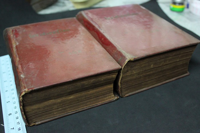 ตำราชุดโหราศาสตร์ไทย อ่านชะตาด้วยตัวเอง โดย จำรัส ศิริ ปกแข็ง 2 เล่มจบ หนารวม 2018 หน้า (5 นิ้ว) ปี 2500