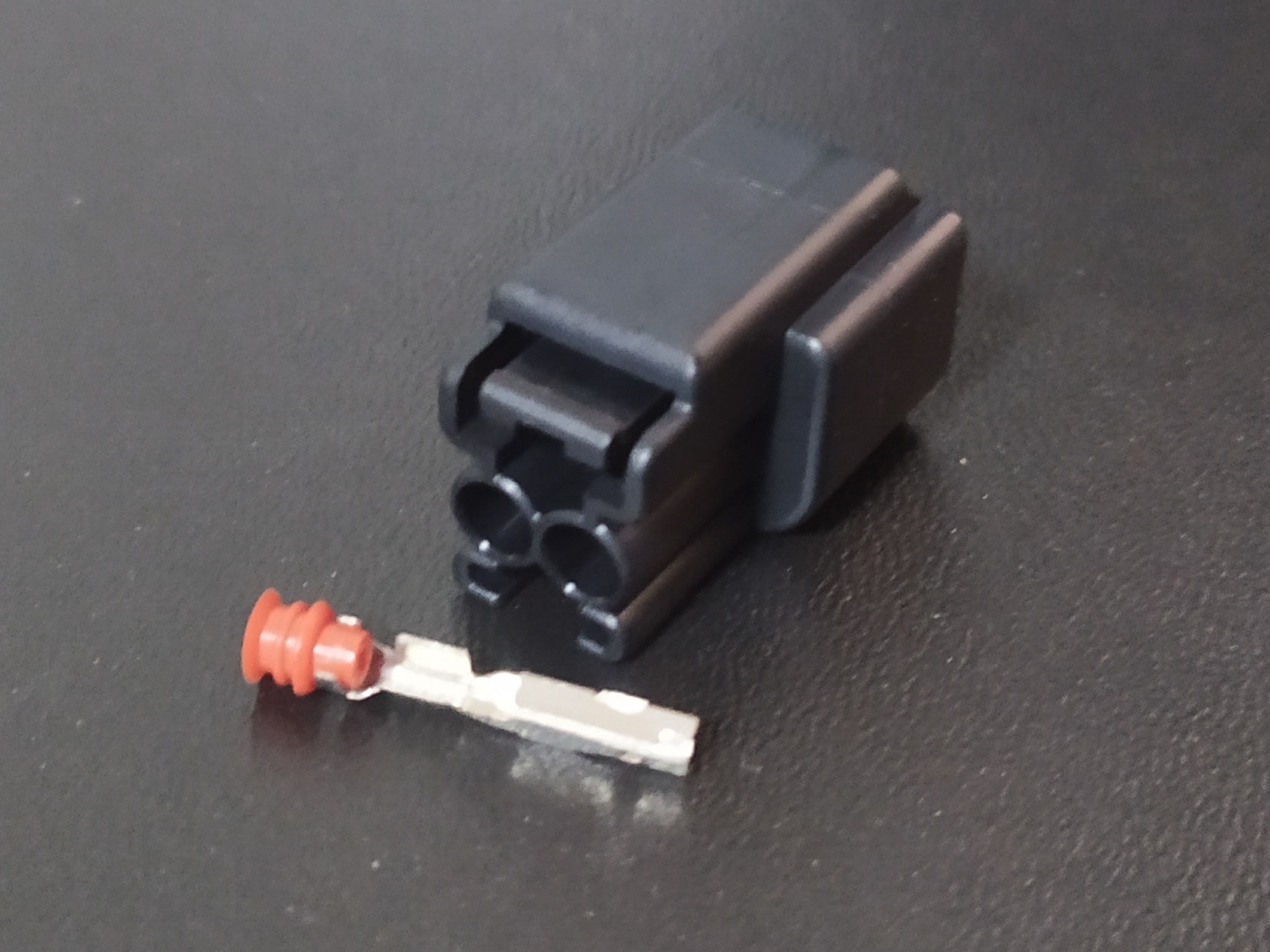 2 พิน ดำ EV6 Ford Chevrolet #4014A