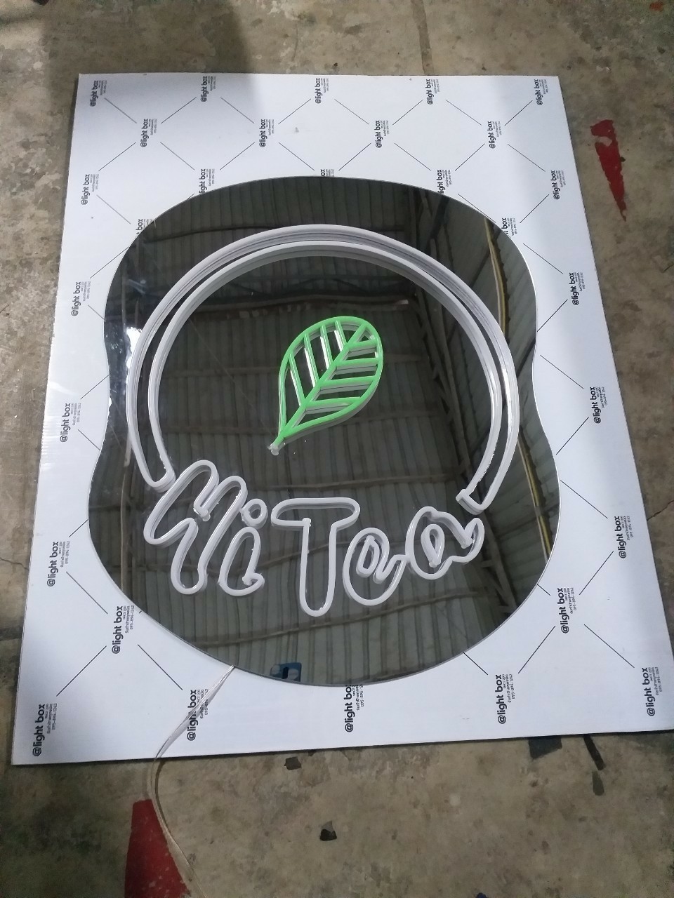 ป้ายไฟนีออนLED Hi Tea สแตนเลสรองหลัง