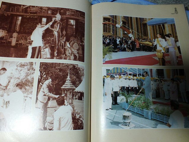 พระร่มเกล้าของชาวไทย โดย พิชัย รัตตกุล เเละ คณะกรรมการเอกลักษณ์ของชาติ ปกแข็ง 200 หน้า ปี 2530