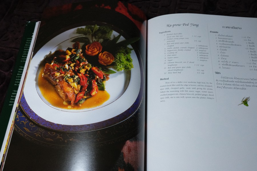 THAI CULINARY ART . Recipes by Srisomboon Bhandhukravi ( 2 ภาษา) ปกแข็ง 216 หน้า ปี 2543
