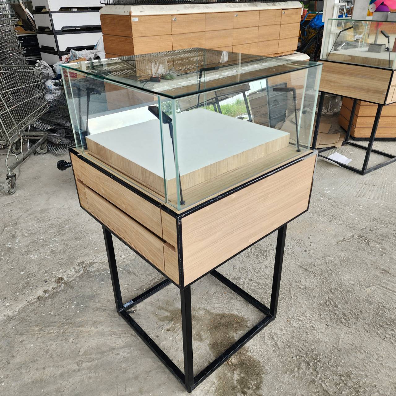 ตู้กระจกโชว์สินค้า ขนาด 65×65×117 cm