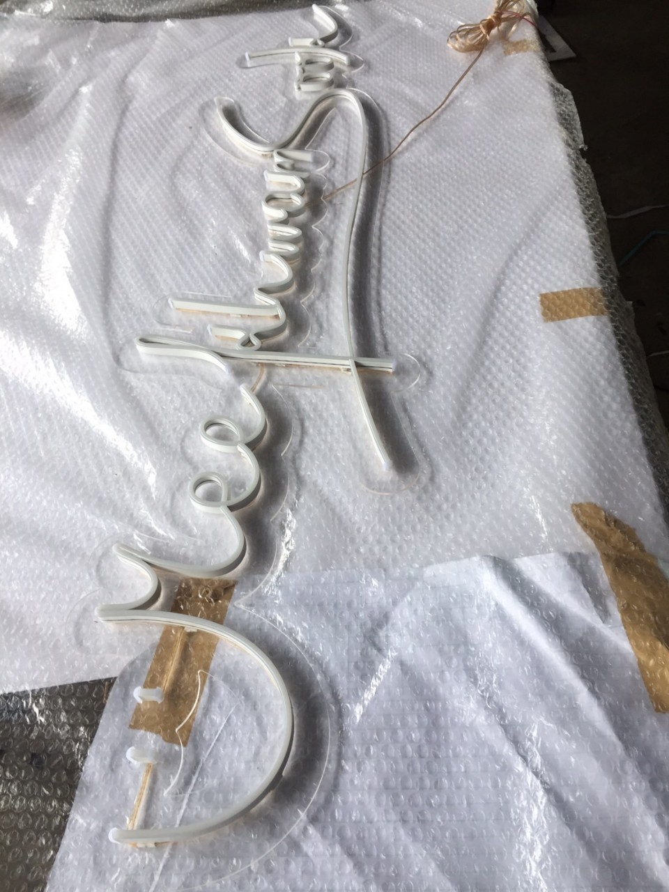 ไฟนีออน เฟค