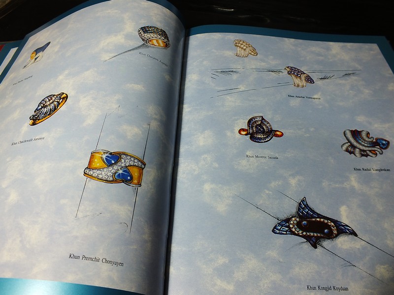 Jew Fest Catalogue 2 โดย สมาคมผู้ค้าอัญมณีไทยเเละเครื่องประดับ (TGJTA) ปกแข็ง 240 หน้า ปี 1995