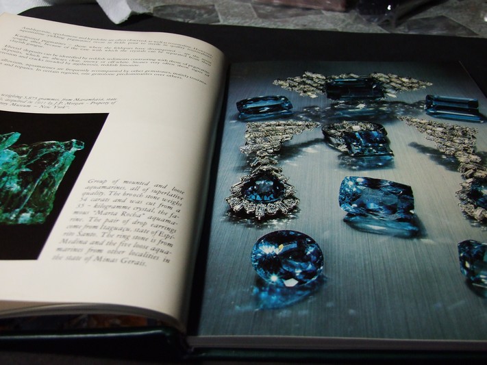 brazil Paradise of gemstones ปกแข็ง หนา 135 หน้า พิมพ์ ปี 1982