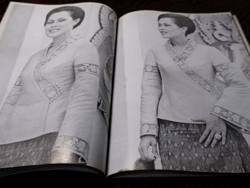 สมเด็จพระนางเจ้าสิริกิติ์ พระบรมราชินีนาถ (ประมวล พระบรมฉายาลักษณ์) โดย สมาคมศิษย์เซ็นต์ฟรังซิสเวียร์ในพระบรมราชินูปถัมภ์