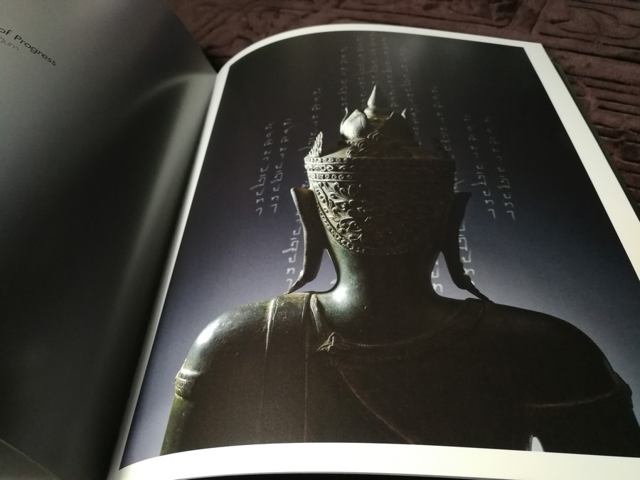 BUDDHA IMAGE TALKS วจนพุทธปฏิมา โดย เสริมคุณ คุณาวงศ์ ปกเเข็ง 140 หน้า ปี 2554